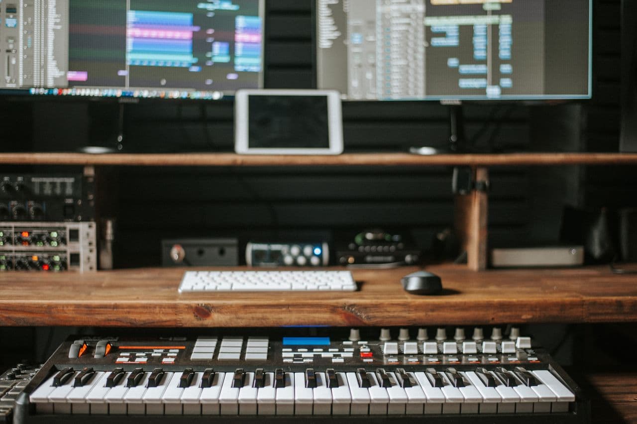 錄音室內的 MIDI 鍵盤及 DAW 工作站